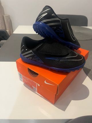 Botas de fútbol Nike niño negras y azules talla 28
