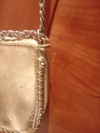 Bolso bandolera Stradivarius dorado