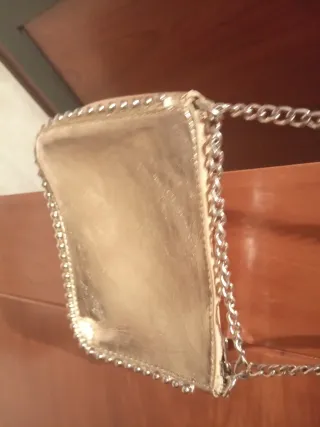 Bolso bandolera Stradivarius dorado