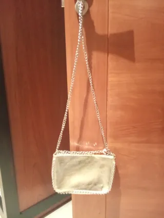 Bolso bandolera Stradivarius dorado