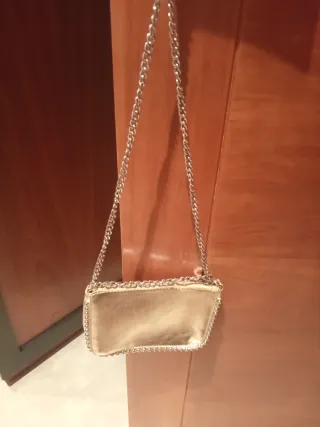 Bolso bandolera Stradivarius dorado
