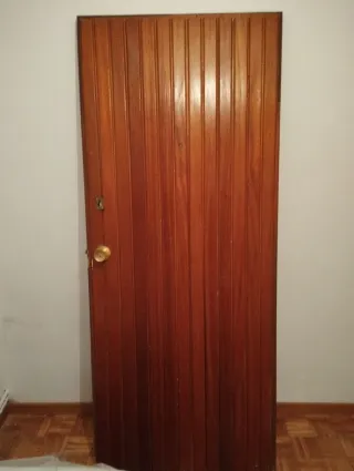 Puerta de entrada de madera