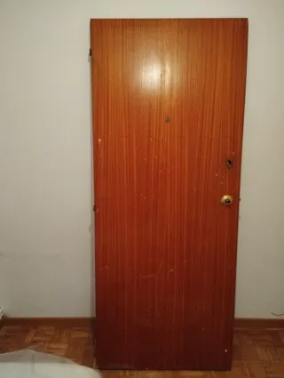 Puerta de entrada de madera