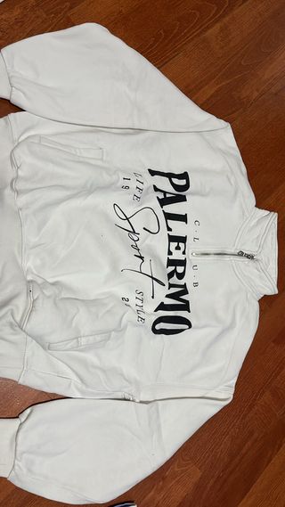 Sudadera blanca con cremallera y logo