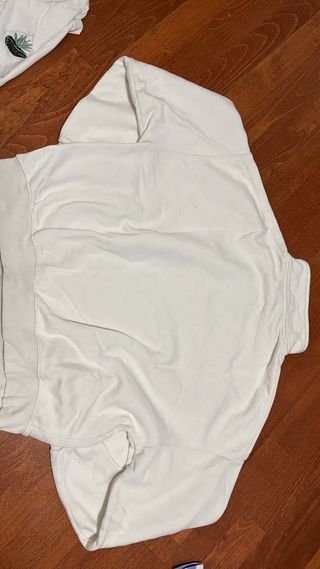 Sudadera blanca con cremallera y logo