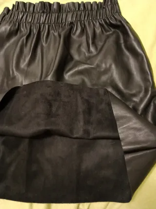 Conjunto minifalda polipiel y cazadora fina.