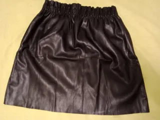 Conjunto minifalda polipiel y cazadora fina.