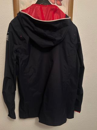 Chaqueta azul y roja