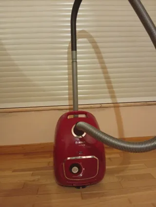 Aspiradora Bosch Serie 4 Roja