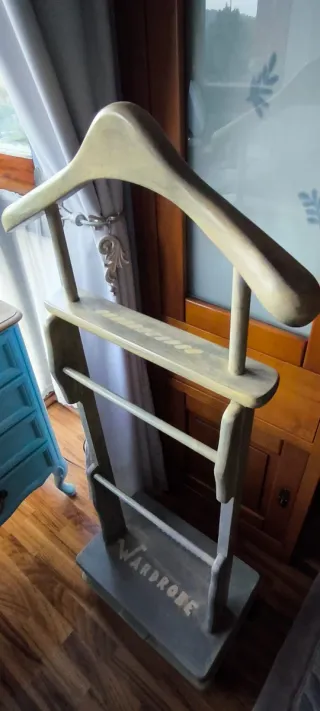 Galán de noche de madera maciza