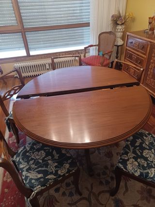 Mesa redonda extensible y 4 sillas