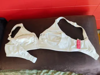 Sujetadores lactancia: 2 de la talla 100 y 1 105