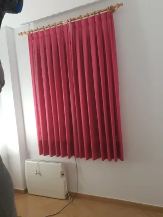 Cortinas beige y blancas de tela y burdeos