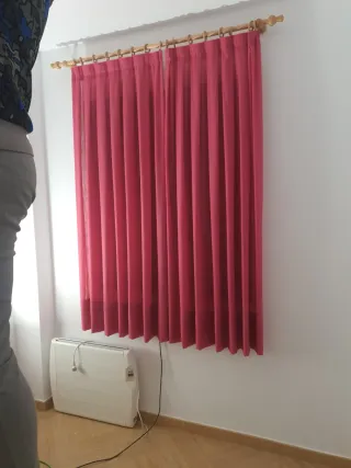 Cortinas beige y blancas de tela y burdeos