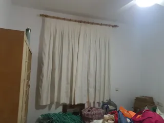 Cortinas beige y blancas de tela y burdeos