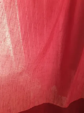 Cortinas beige y blancas de tela y burdeos