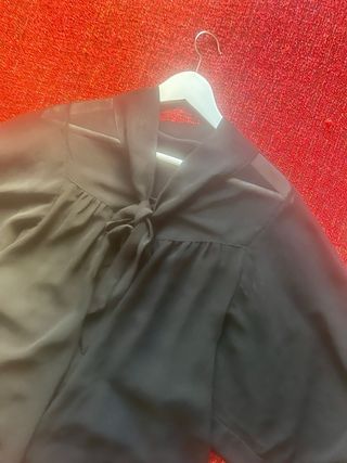 Blusa Zara negra transparente con lazo