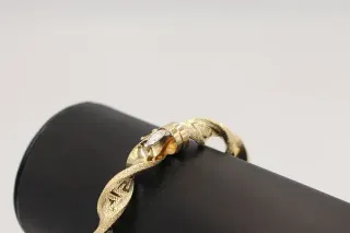 PULSERA RIGIDA RIZADA CON GRECA GRAZIELLA.