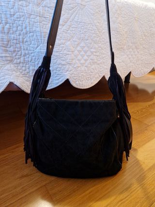 Bolso negro con flecos