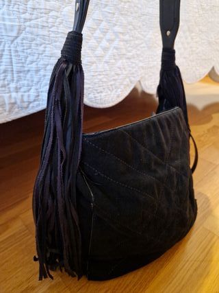 Bolso negro con flecos
