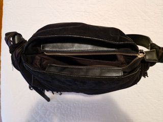 Bolso negro con flecos