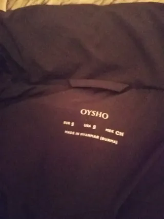 Cazadora crop Oysho resistente al agua