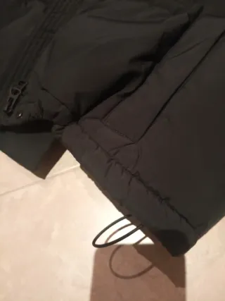 Cazadora crop Oysho resistente al agua