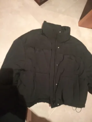 Cazadora crop Oysho resistente al agua