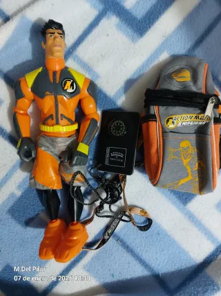 Muñeco Action Man con bolso,delfín y  brújula