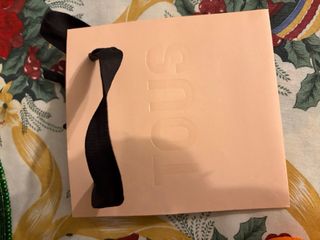 Bolsa, caja y tarjeta Tous