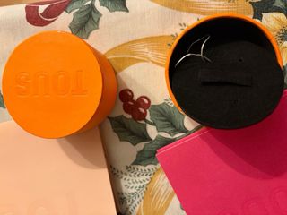 Bolsa, caja y tarjeta Tous