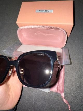 Gafas de sol Miu Miu negras