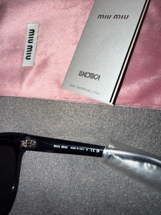 Gafas de sol Miu Miu negras