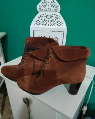 Botines de ante marrón con cordones