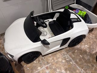 Coche eléctrico infantil Audi R8 blanco