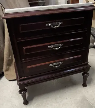 Mueble de madera oscuro con cajones