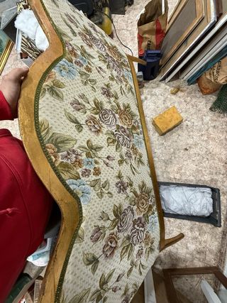 Sofá antiguo floral dorado