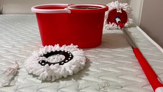 Secchio con sistema autostrizzante