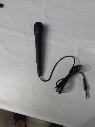 Micrófono negro con cable