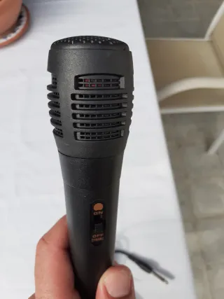 Micrófono negro con cable