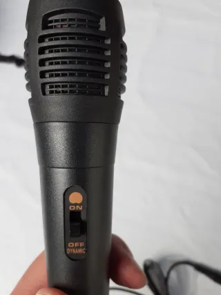 Micrófono negro con cable