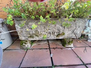 Jardineras de piedra con relieve