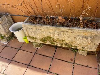 Jardineras de piedra con relieve