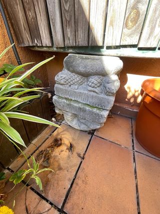Jardineras de piedra con relieve
