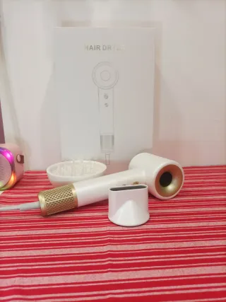 Secador de pelo rápido blanco y dorado