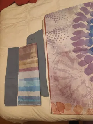 Funda nórdica, bajera y almohadón rosa y morado.