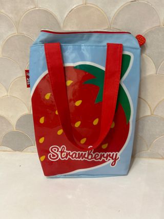 Bolsa de fresas azul y roja