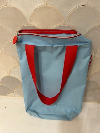 Bolsa de fresas azul y roja