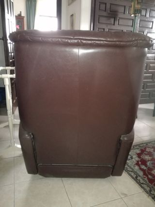 Sillón reclinable de cuero marrón