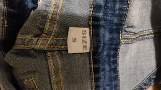 Peto vaquero desgastado con rotos